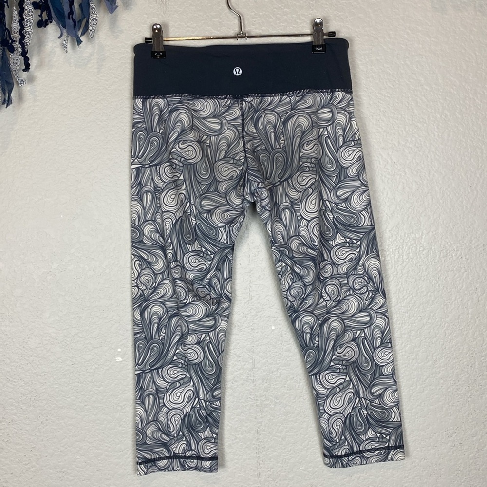 Lululemon Patterned Grey Capris - image 6